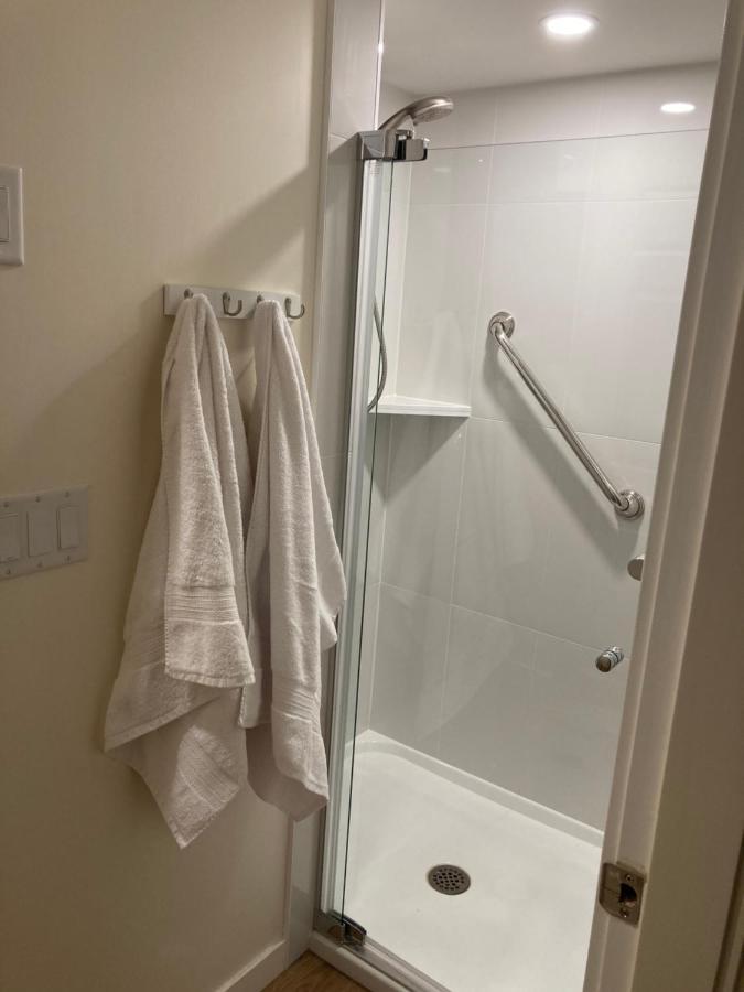 Bright Poolside Walkout Two Bedroom Basement Suite In The Okanagan Penticton Kültér fotó