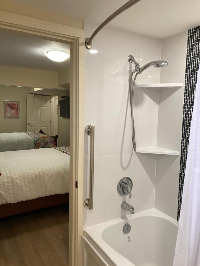 Bright Poolside Walkout Two Bedroom Basement Suite In The Okanagan Penticton Kültér fotó