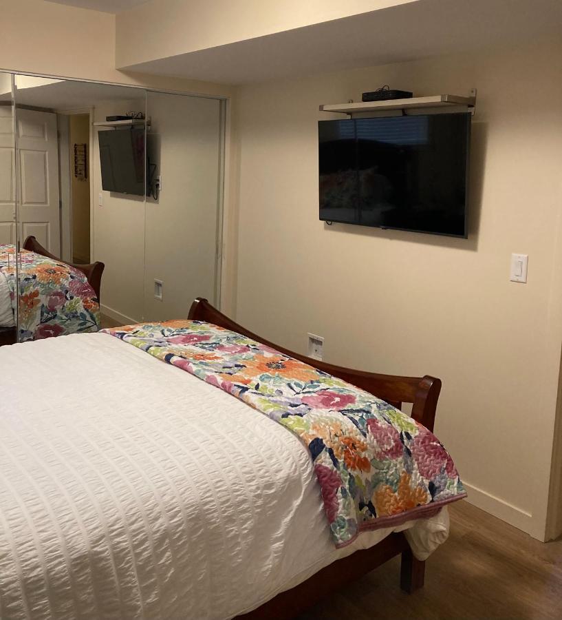 Bright Poolside Walkout Two Bedroom Basement Suite In The Okanagan Penticton Kültér fotó