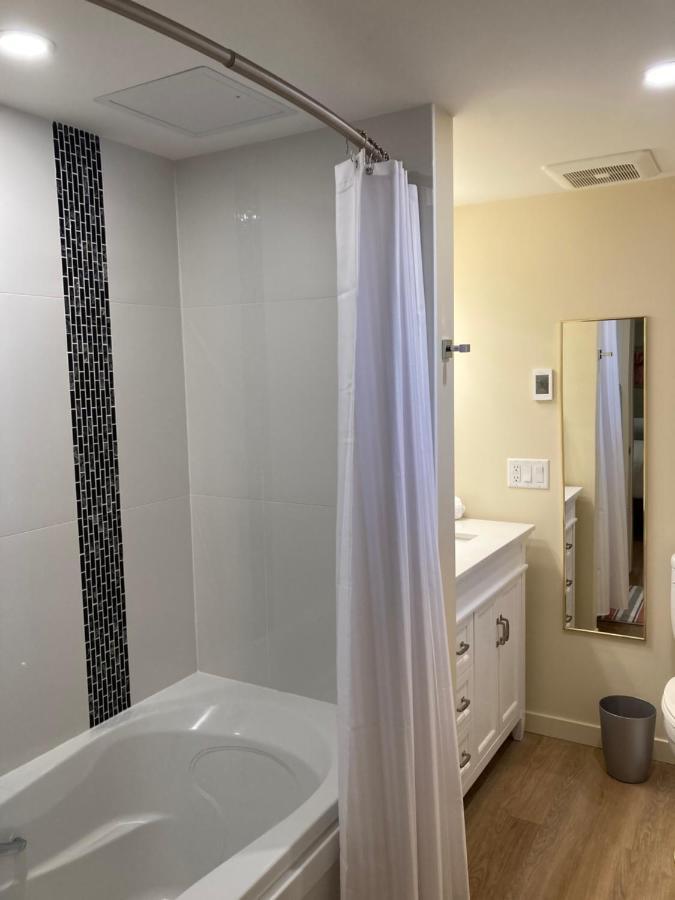 Bright Poolside Walkout Two Bedroom Basement Suite In The Okanagan Penticton Kültér fotó
