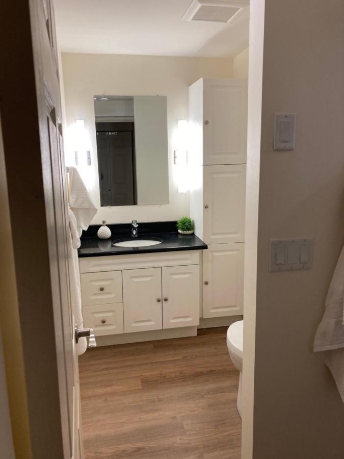 Bright Poolside Walkout Two Bedroom Basement Suite In The Okanagan Penticton Kültér fotó