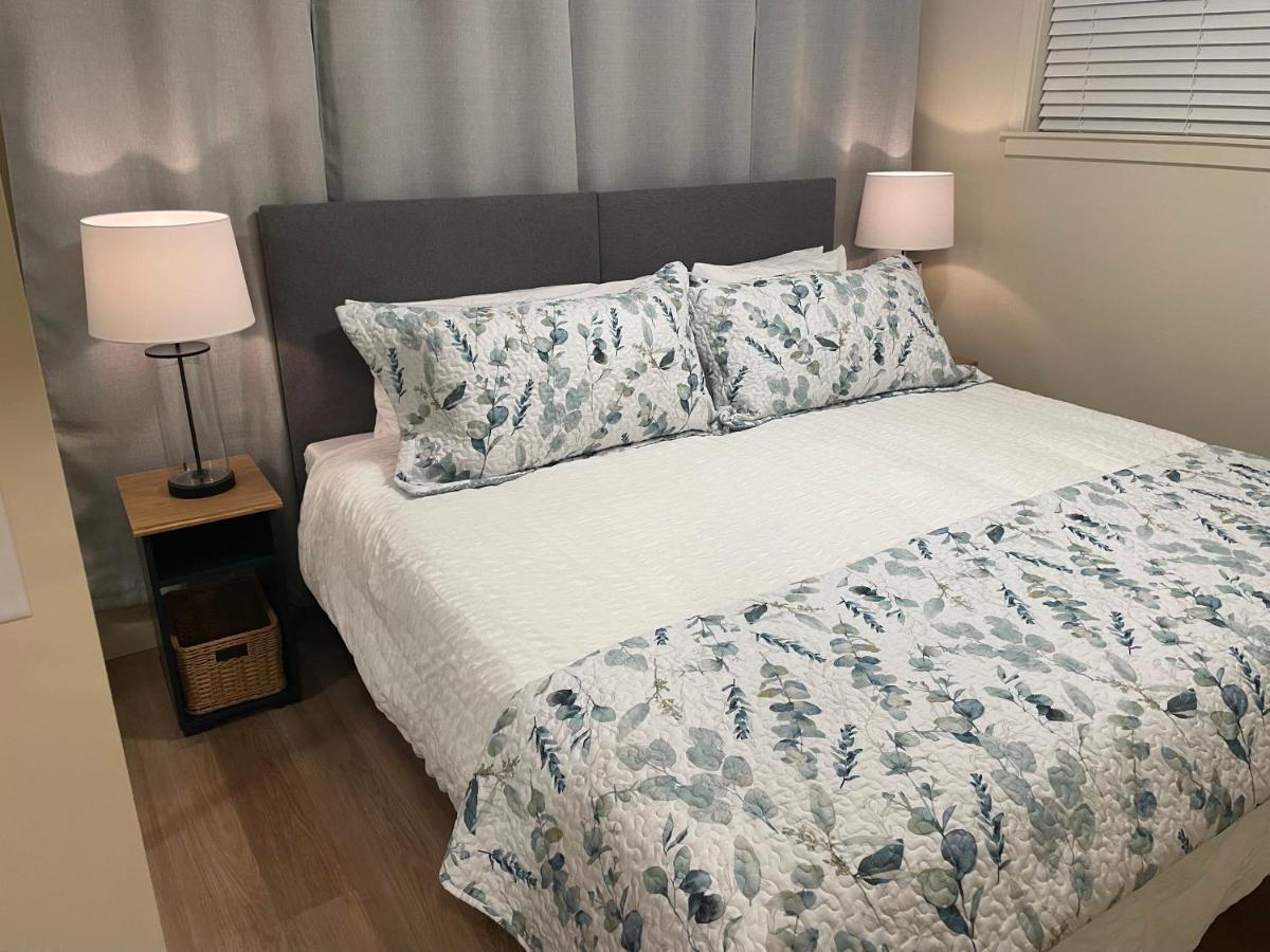 Bright Poolside Walkout Two Bedroom Basement Suite In The Okanagan Penticton Kültér fotó