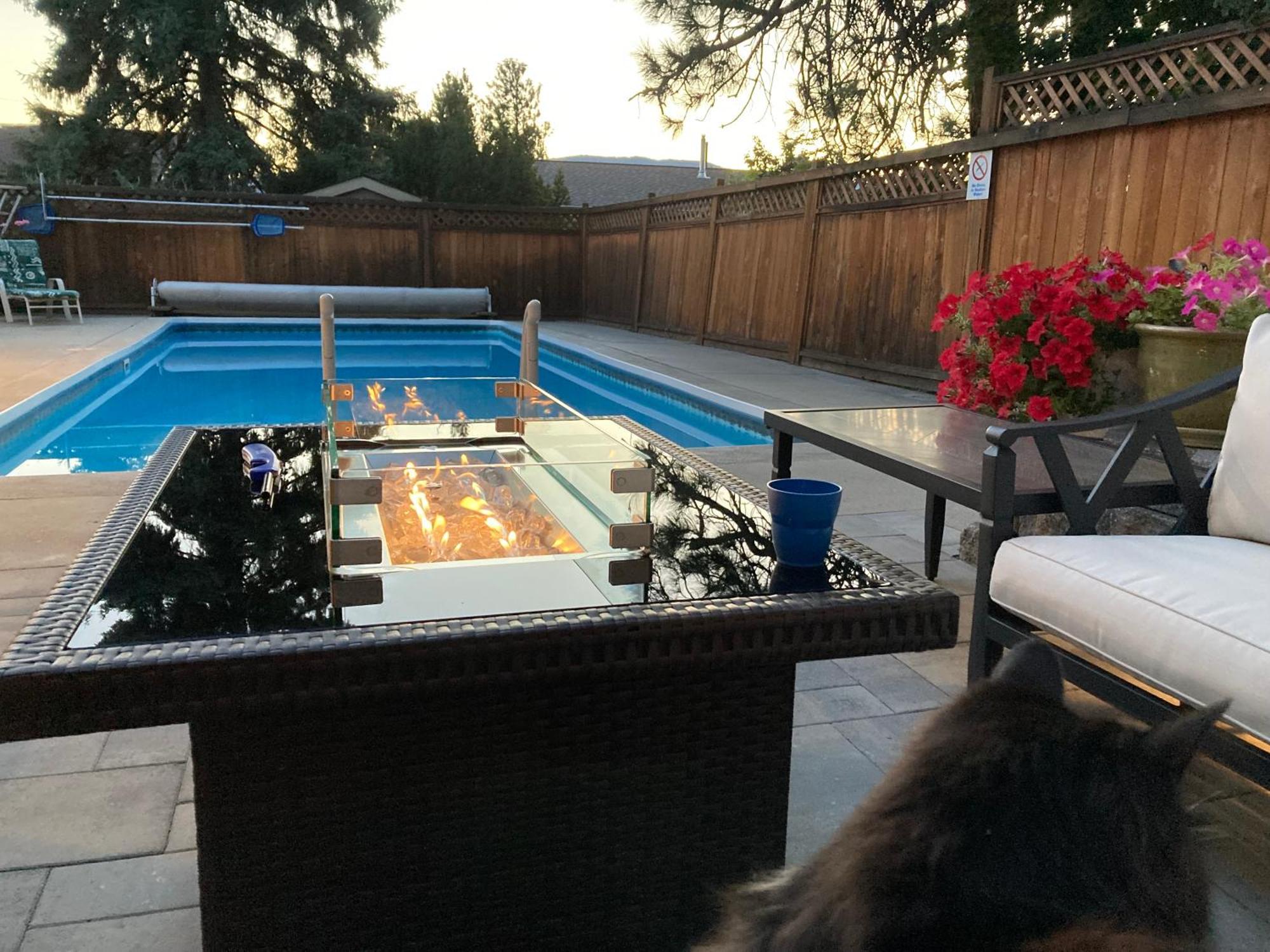Bright Poolside Walkout Two Bedroom Basement Suite In The Okanagan Penticton Kültér fotó