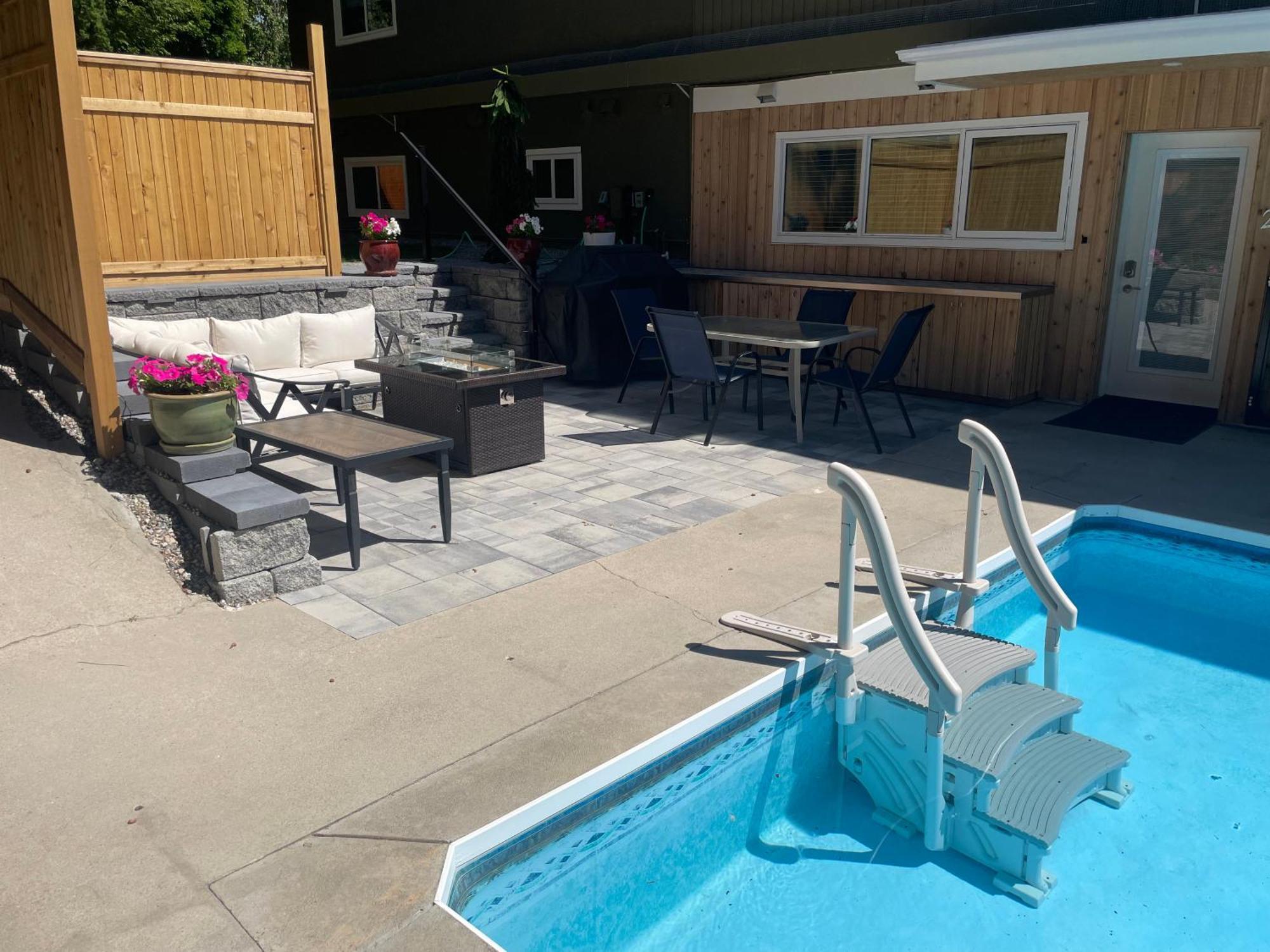Bright Poolside Walkout Two Bedroom Basement Suite In The Okanagan Penticton Kültér fotó