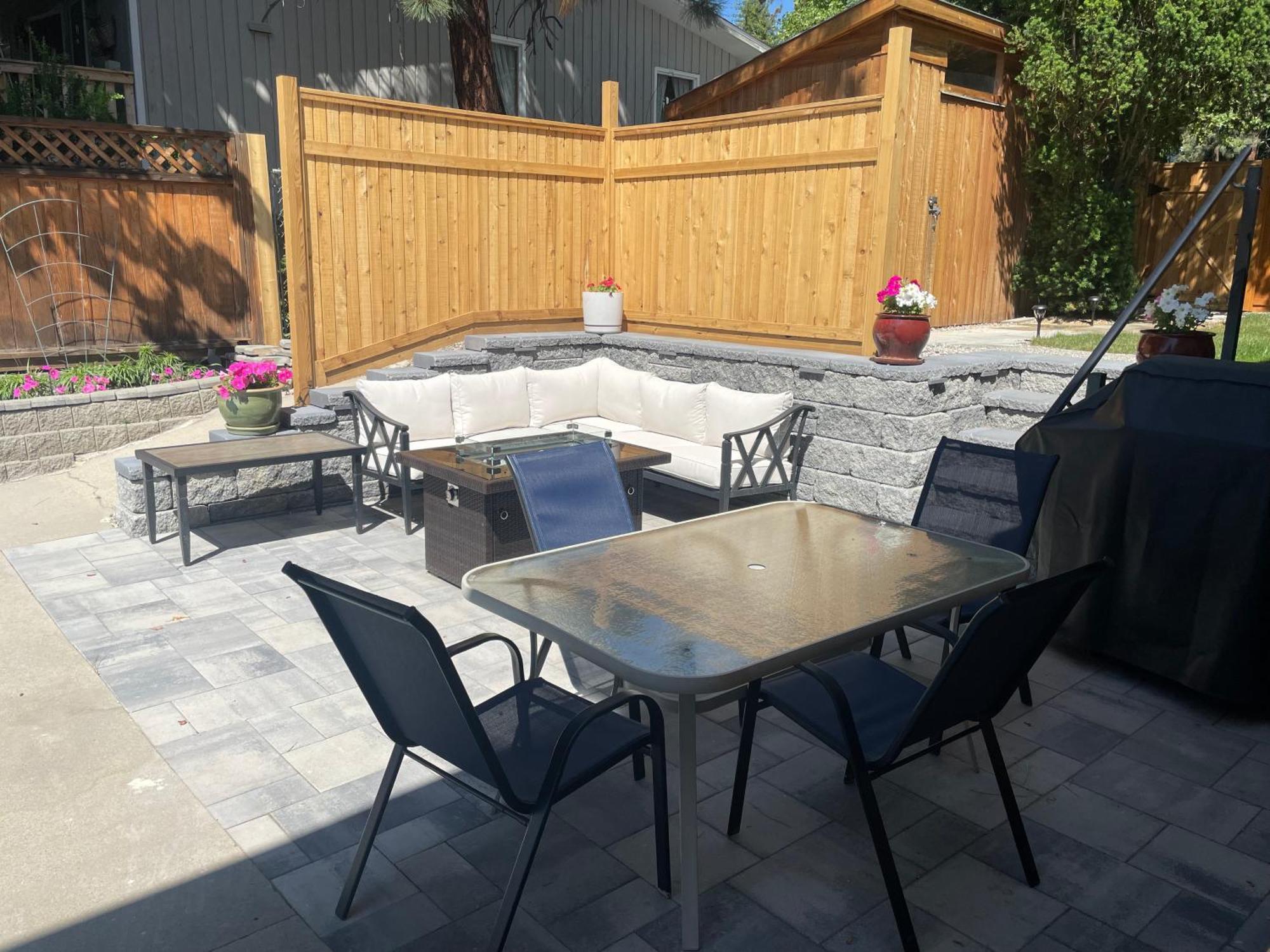Bright Poolside Walkout Two Bedroom Basement Suite In The Okanagan Penticton Kültér fotó